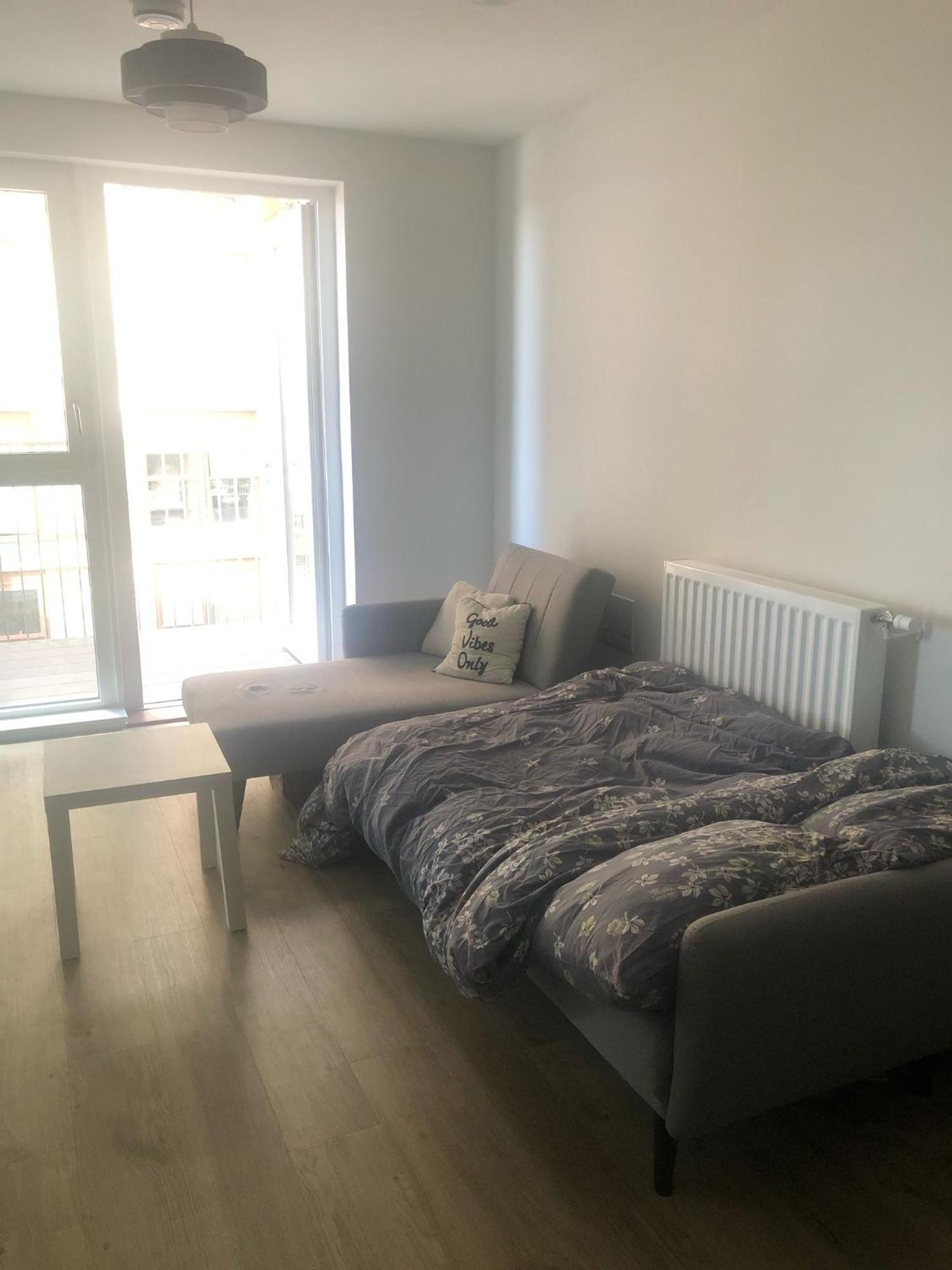Hospedagem domiciliar Luxury Double Featuring Comfortable Sofa Bed To Sleep On, Private Balcony, And Exclusive Access To Rooftop And Garden In Welcoming Shared Flat With Host *