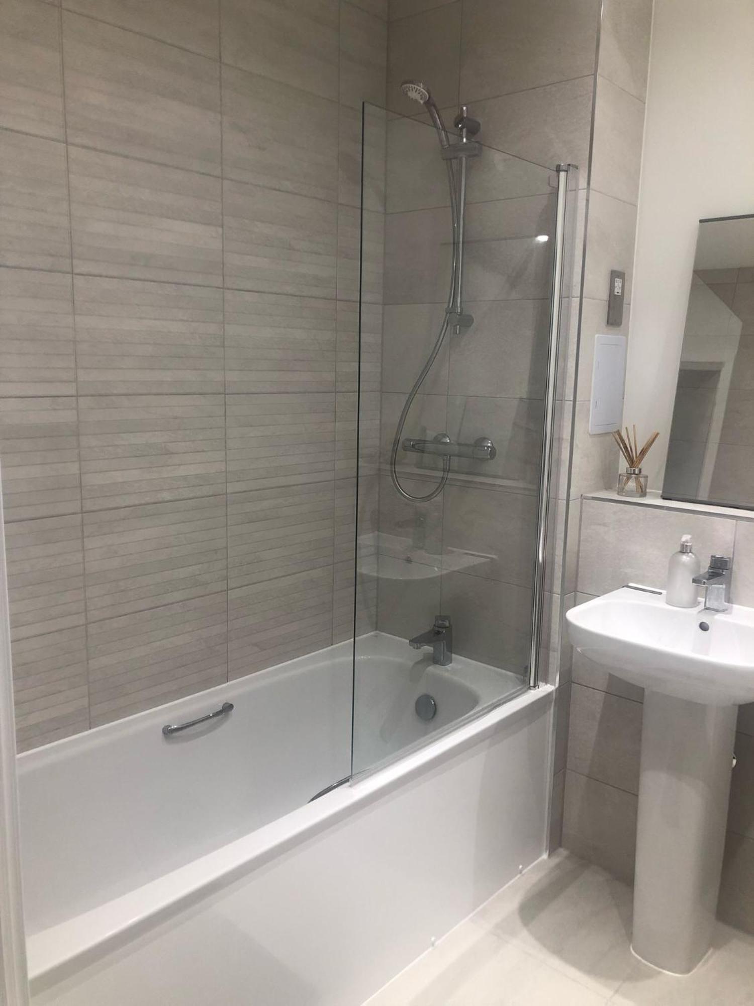 Luxury Double Featuring Comfortable Sofa Bed To Sleep On, Private Balcony, And Exclusive Access To Rooftop And Garden In Welcoming Shared Flat With Host Hospedagem domiciliar Londres