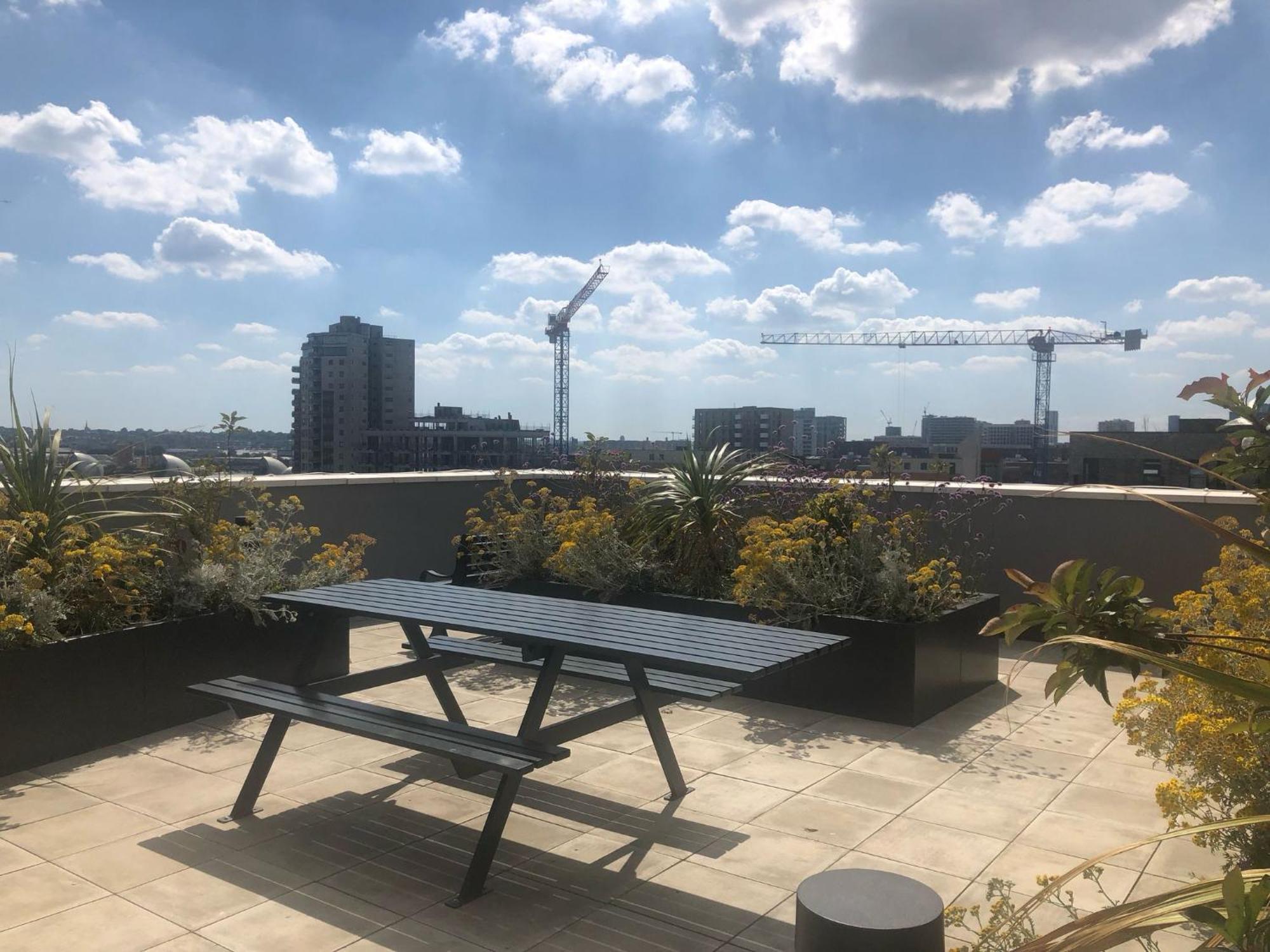 Luxury Double Featuring Comfortable Sofa Bed To Sleep On, Private Balcony, And Exclusive Access To Rooftop And Garden In Welcoming Shared Flat With Host Hospedagem domiciliar *