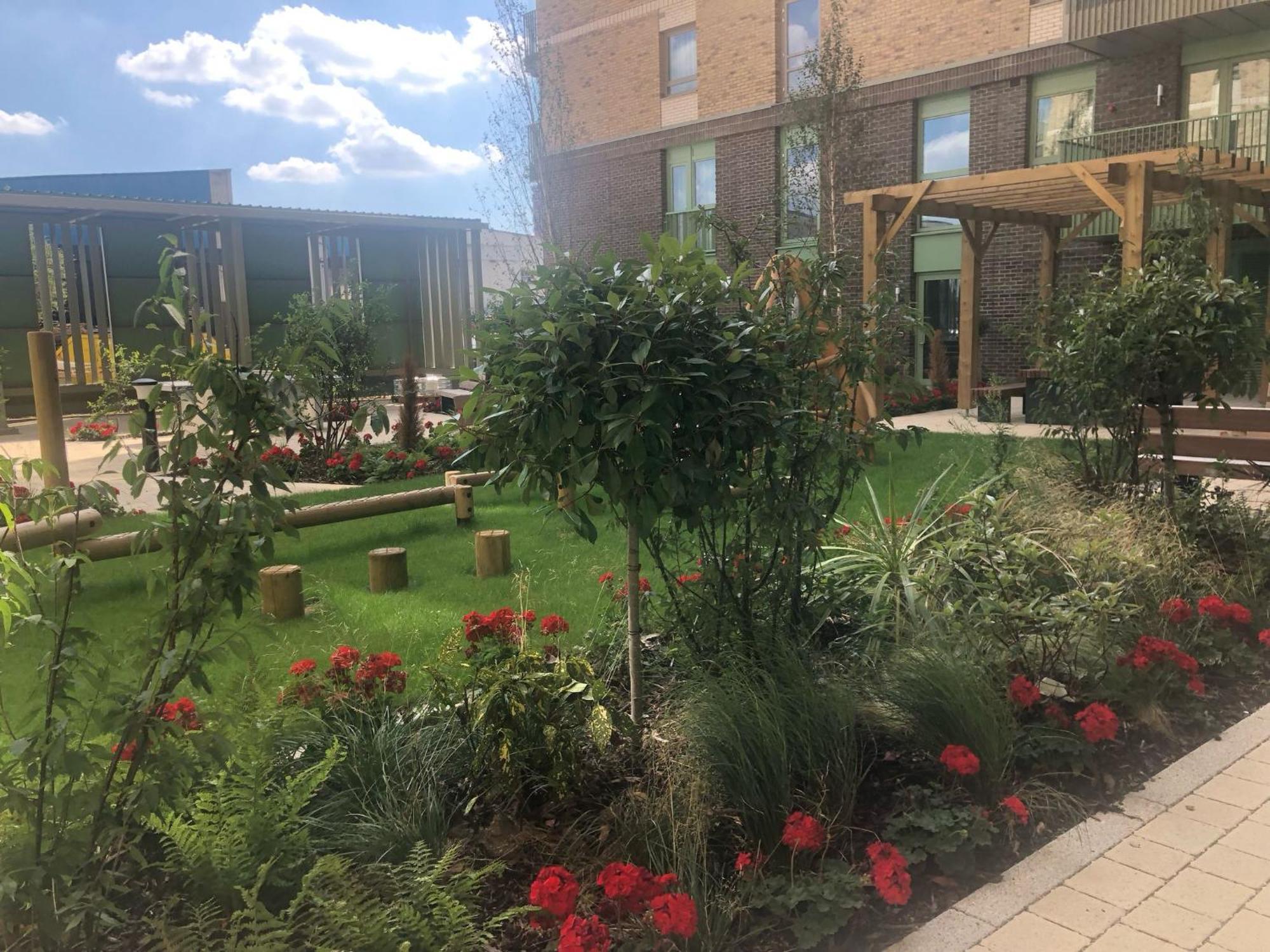 Hospedagem domiciliar Luxury Double Featuring Comfortable Sofa Bed To Sleep On, Private Balcony, And Exclusive Access To Rooftop And Garden In Welcoming Shared Flat With Host